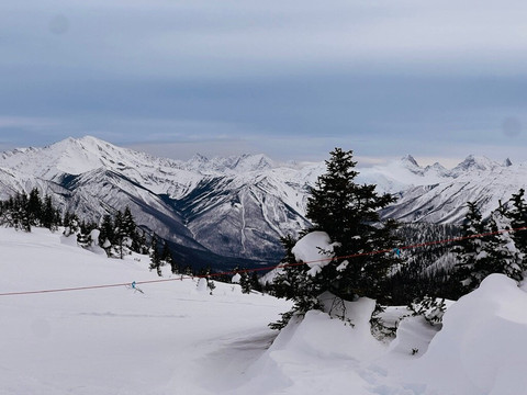 阳光山峦小屋主图