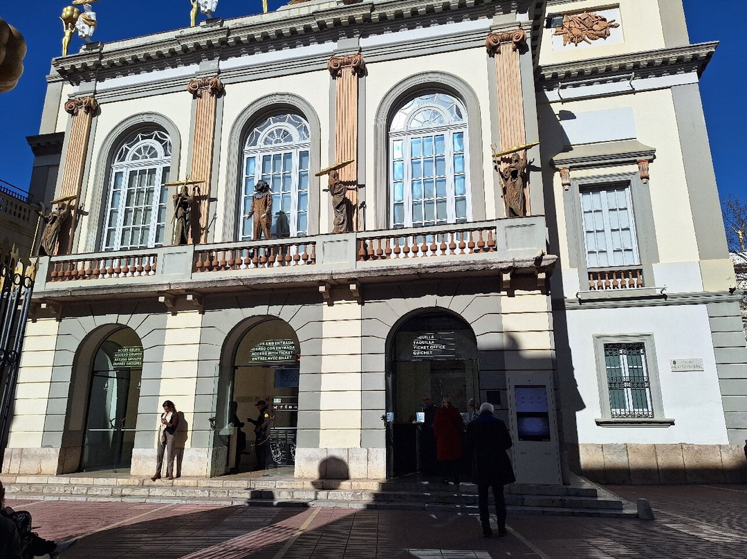 Plaça de l'Ajuntament-菲格拉斯必去景点