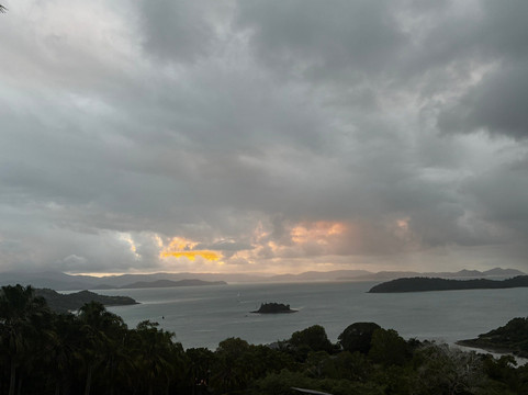 One Tree Hill Sunset Cocktails-汉密尔顿岛必去景点