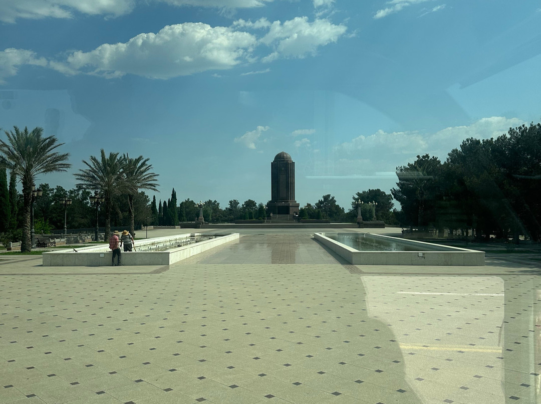 Nizami Ganjavi Mausoleum-占贾必去景点