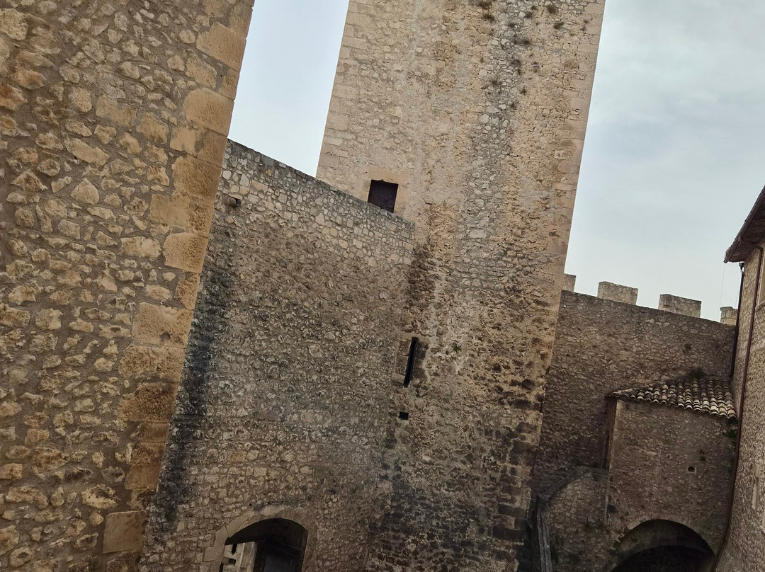 Castello Piccolomini di Capestrano-Capestrano必去景点