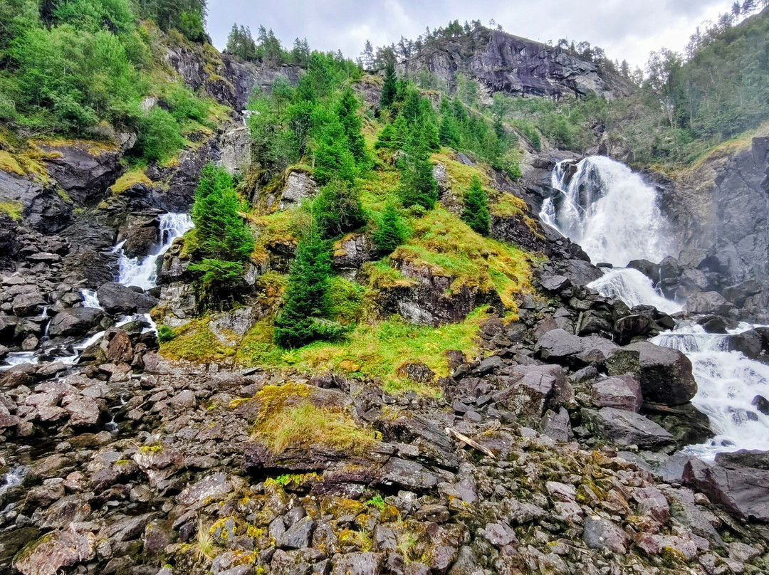 Låtefossen Waterfall-Skare必去景点