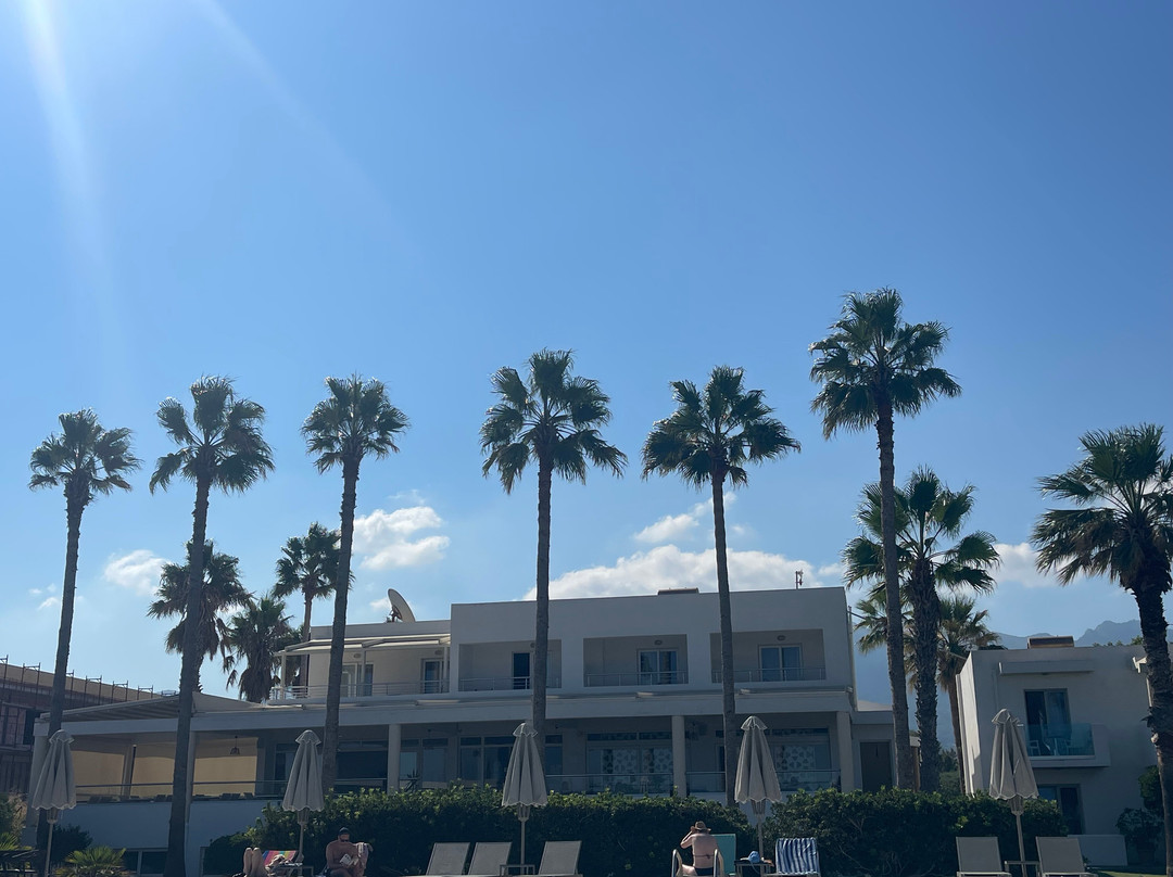 伊琳娜海滩公寓式酒店主图