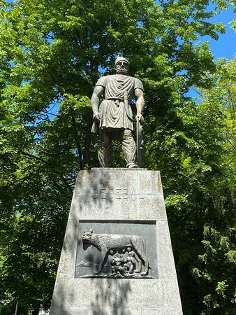 Pedestrian Statue Of Decebalus景点图片