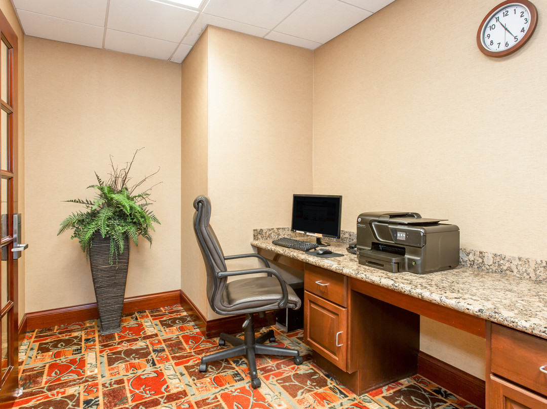 布卢明顿智选假日套房酒店主图