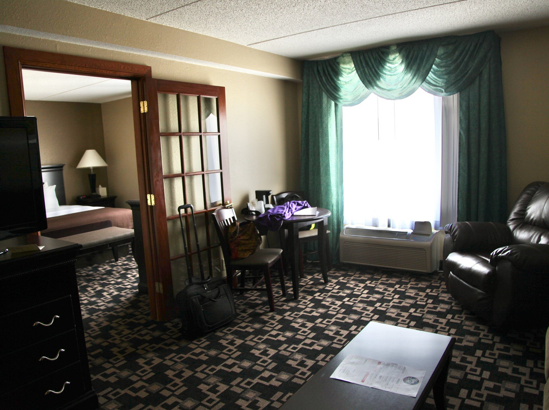 The Plaza Hotel & Suites主图