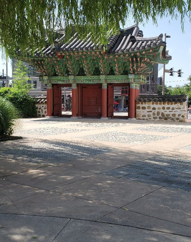 H.U. Lee International Gate and Garden-小石城必去景点