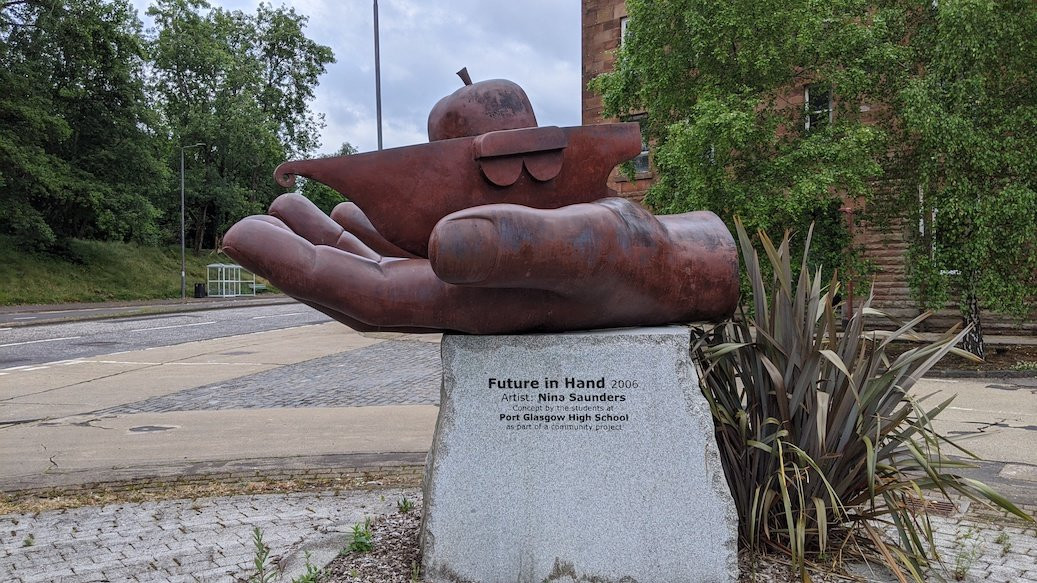 Future in Hand Sculpture景点图片