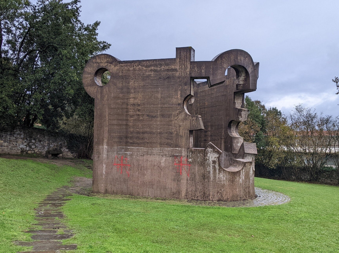 Escultura Gure Aitaren Etxea景点图片