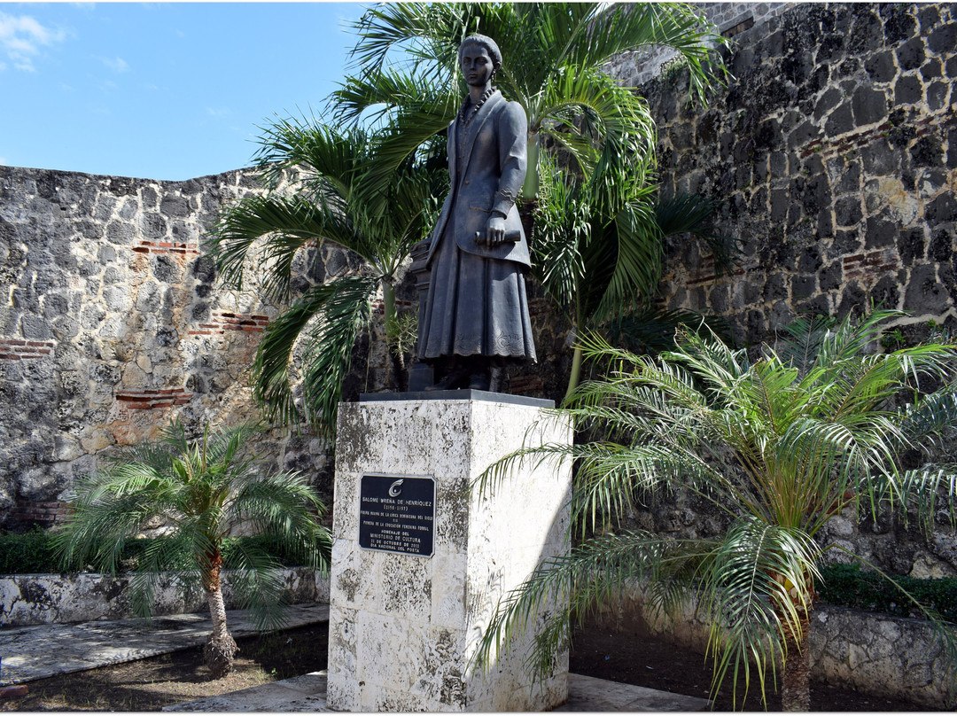 Statue of Salome Urena de Henriquez景点图片