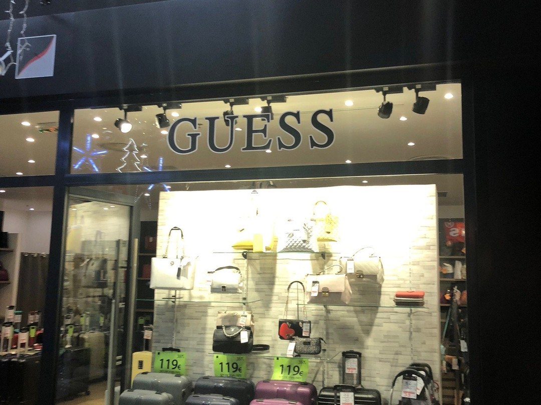 Usines Center Paris Outlet-戈内斯必去景点
