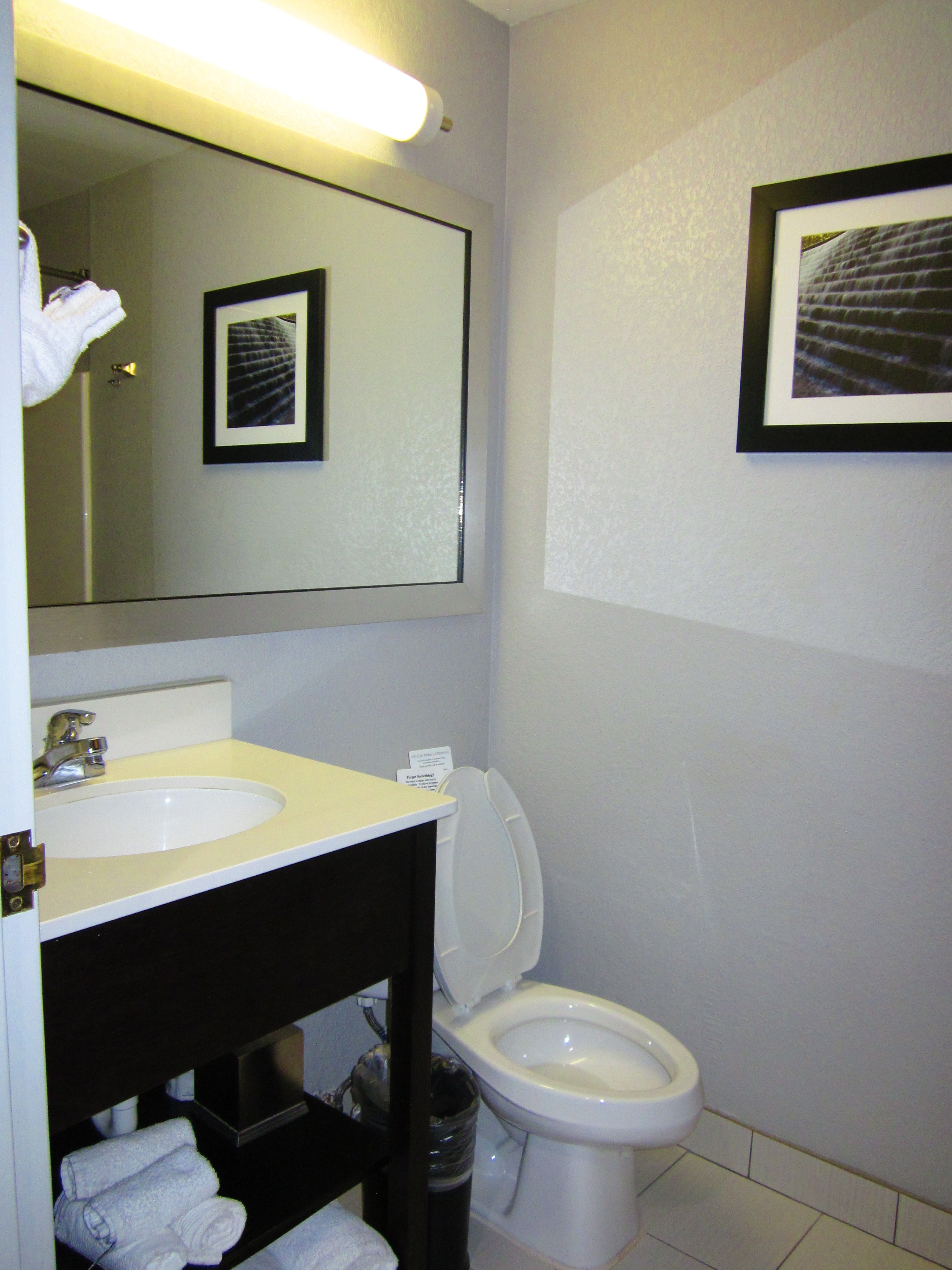 Quality Suites Pineville - Charlotte-浴室