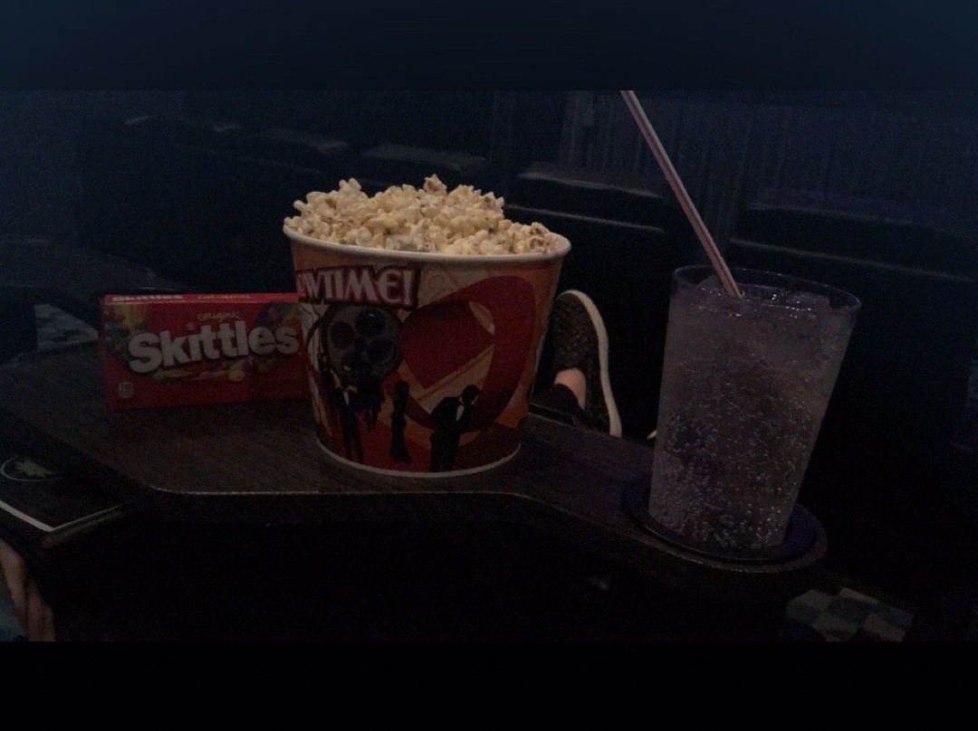 Hollywood Palms Cinema-内珀维尔必去景点