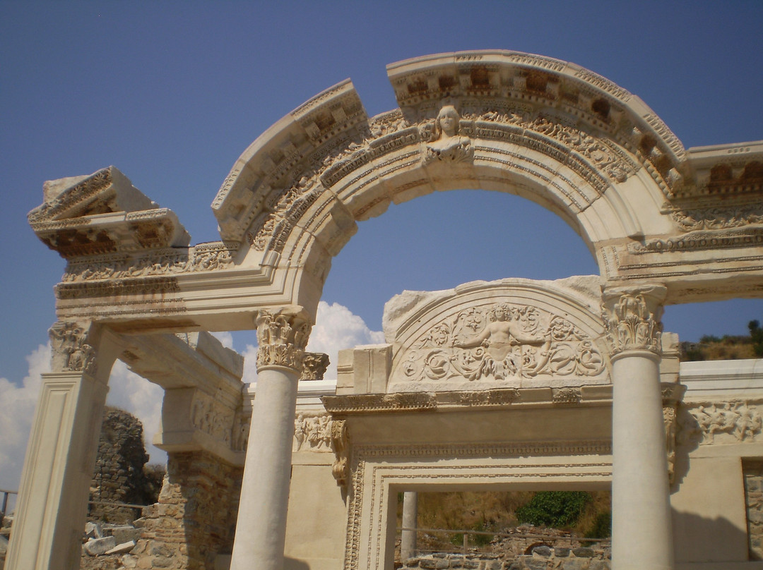 Temple of Hadrian景点图片