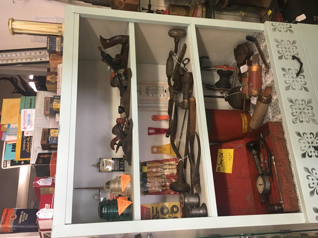 Recovered Relics Antique's and Unique's-Kingston必去景点