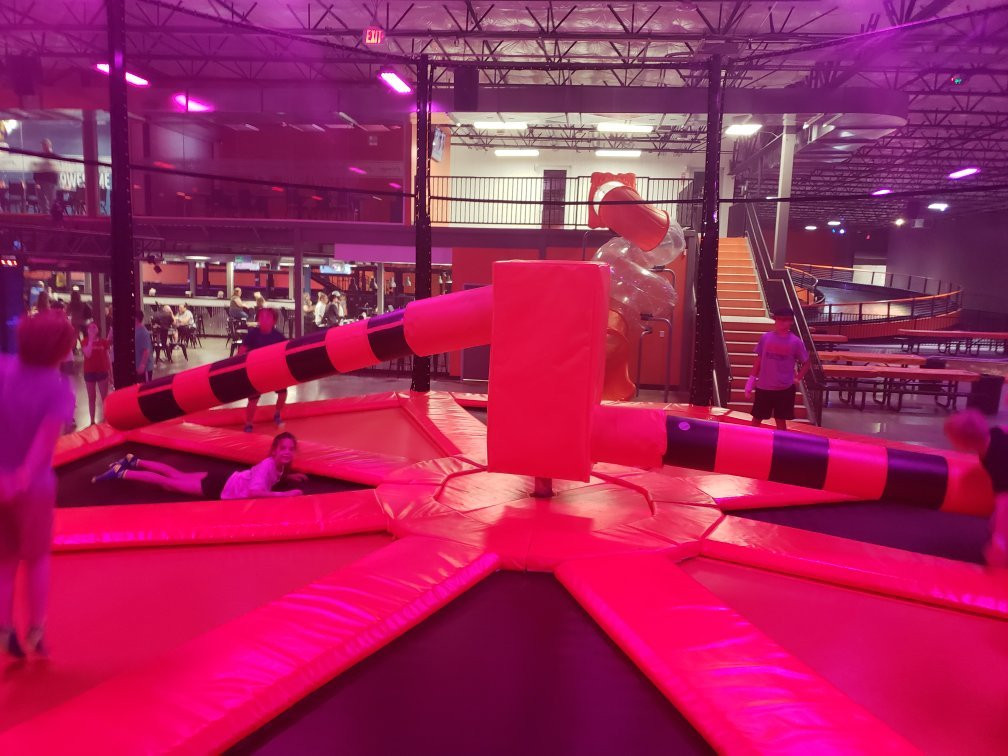 Urban Air Trampoline and Adventure Park-穆尔必去景点