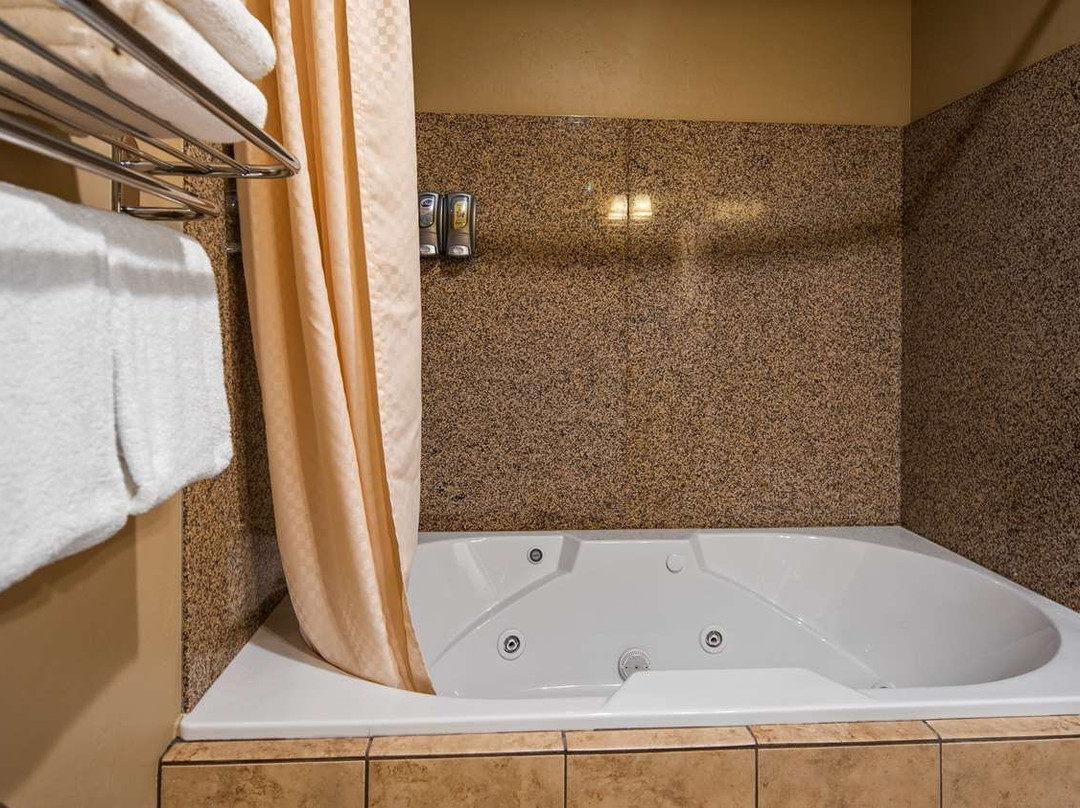 Crandon Inn & Suites主图