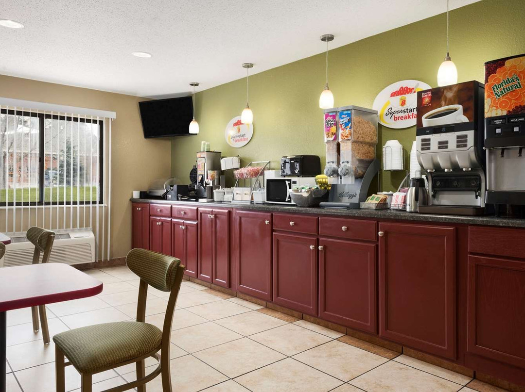 Super 8 by Wyndham Green Bay I-43 Bus. Park主图