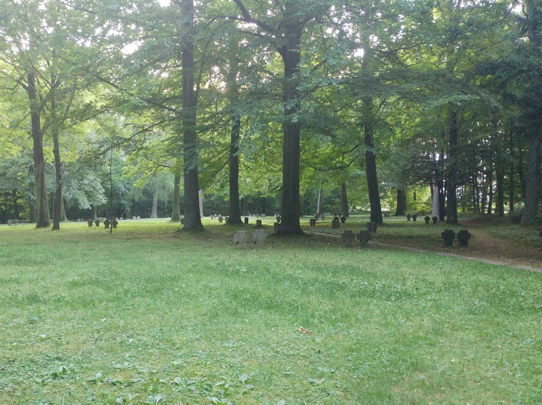 German War Cemetery景点图片