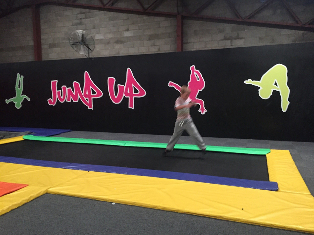 JumpUp Trampoline Zone-塔姆沃思必去景点