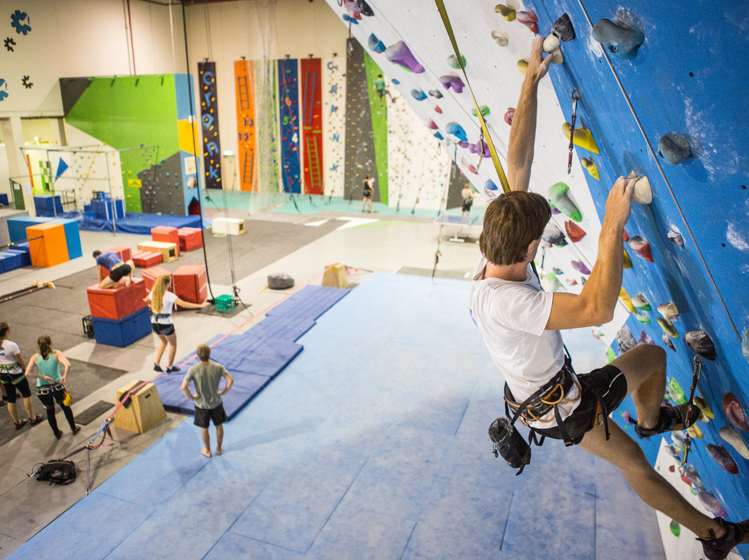 格拉瓦特山上游旅游景点-Crank Indoor Climbing