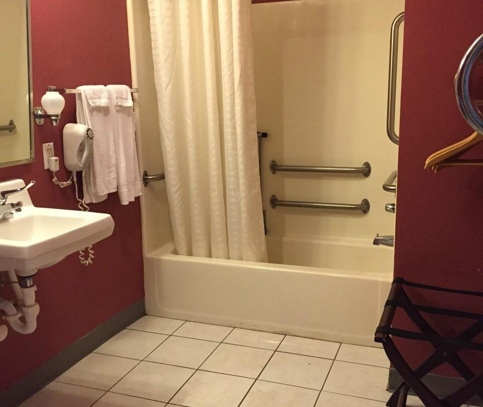 Exclusive Quarters主图