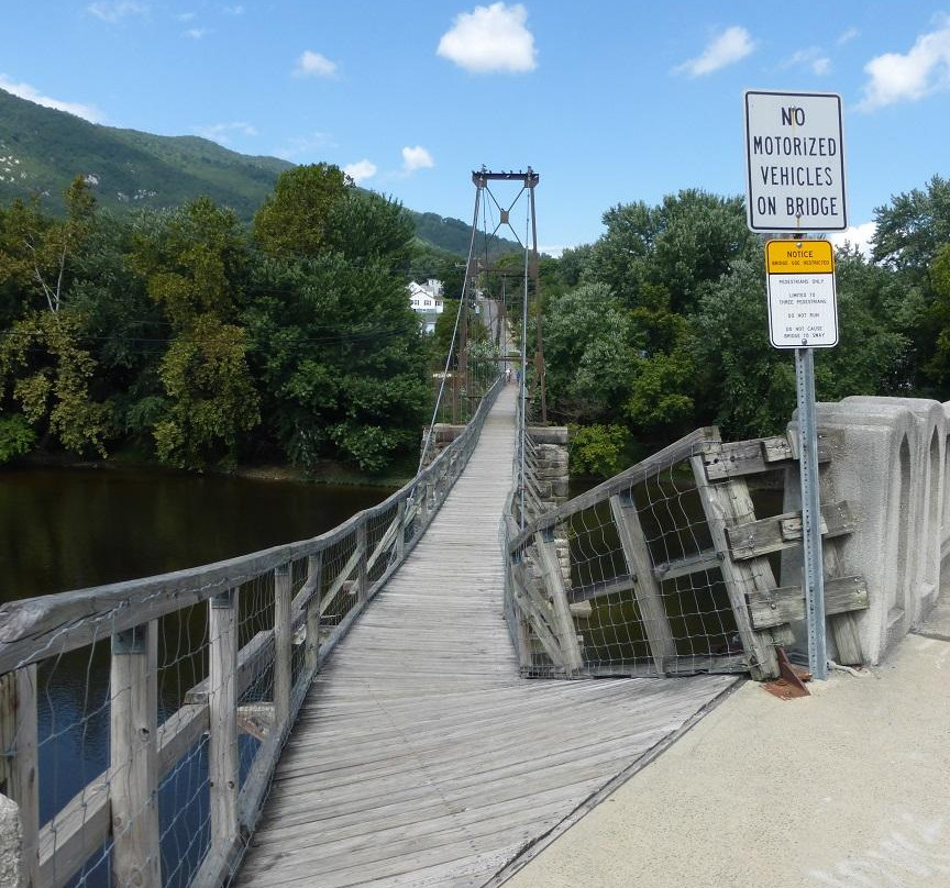 Buchanan Swinging Bridge-Buchanan必去景点