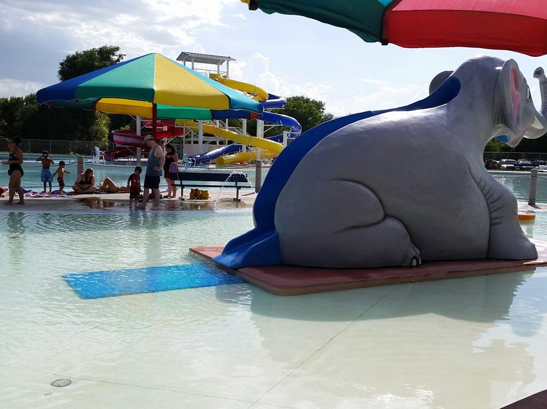 The Big Pool: World's Largest Hand Dug Swimming Pool-Garden City必去景点