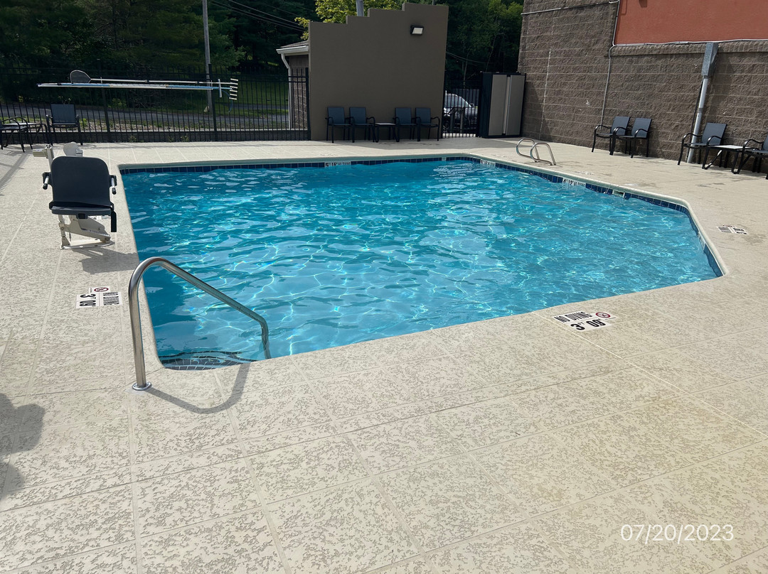 布洛英罗克快捷假日酒店主图