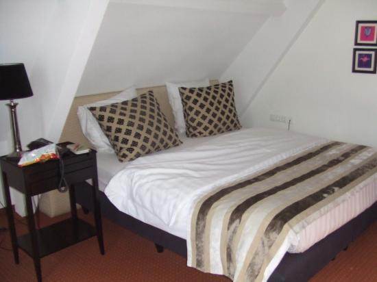 Rose Hotel, Sonder