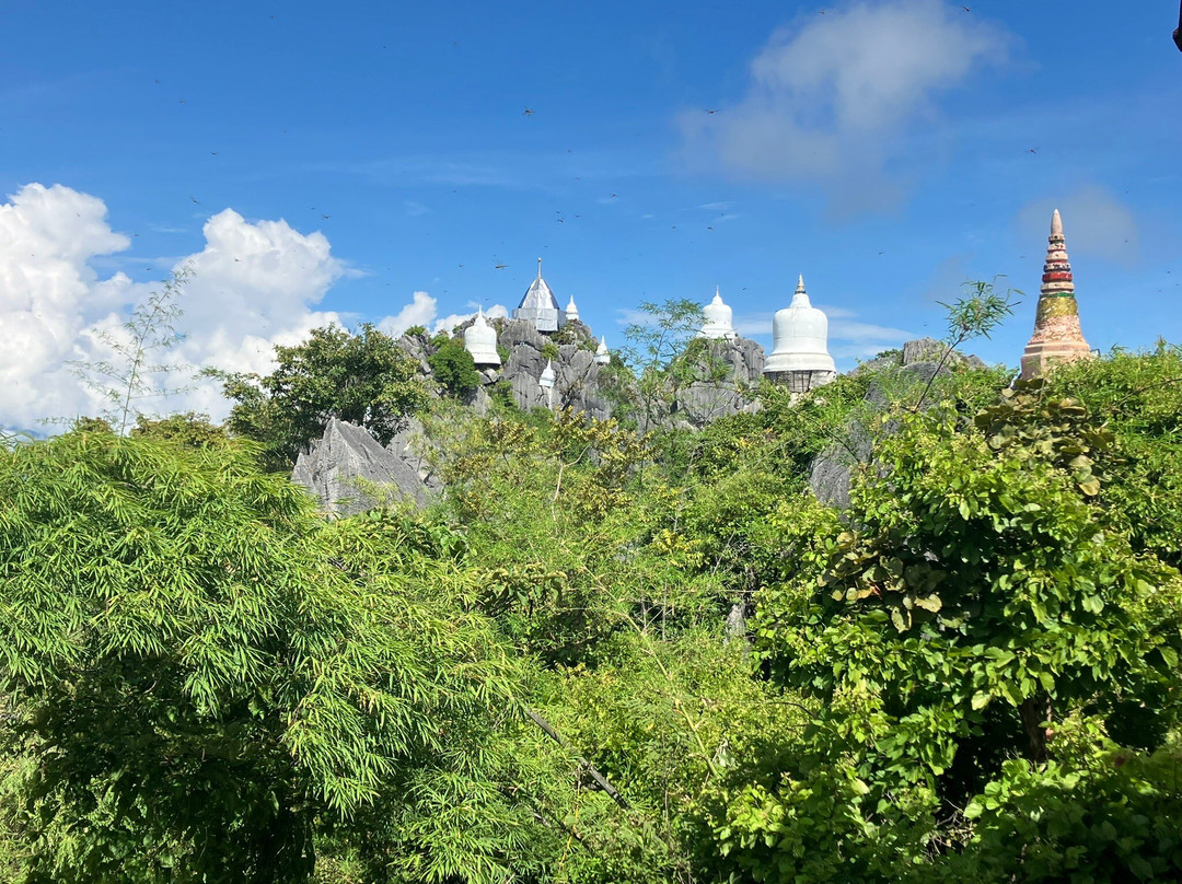 Wat Phra Bat Pupha Daeng-寨封必去景点