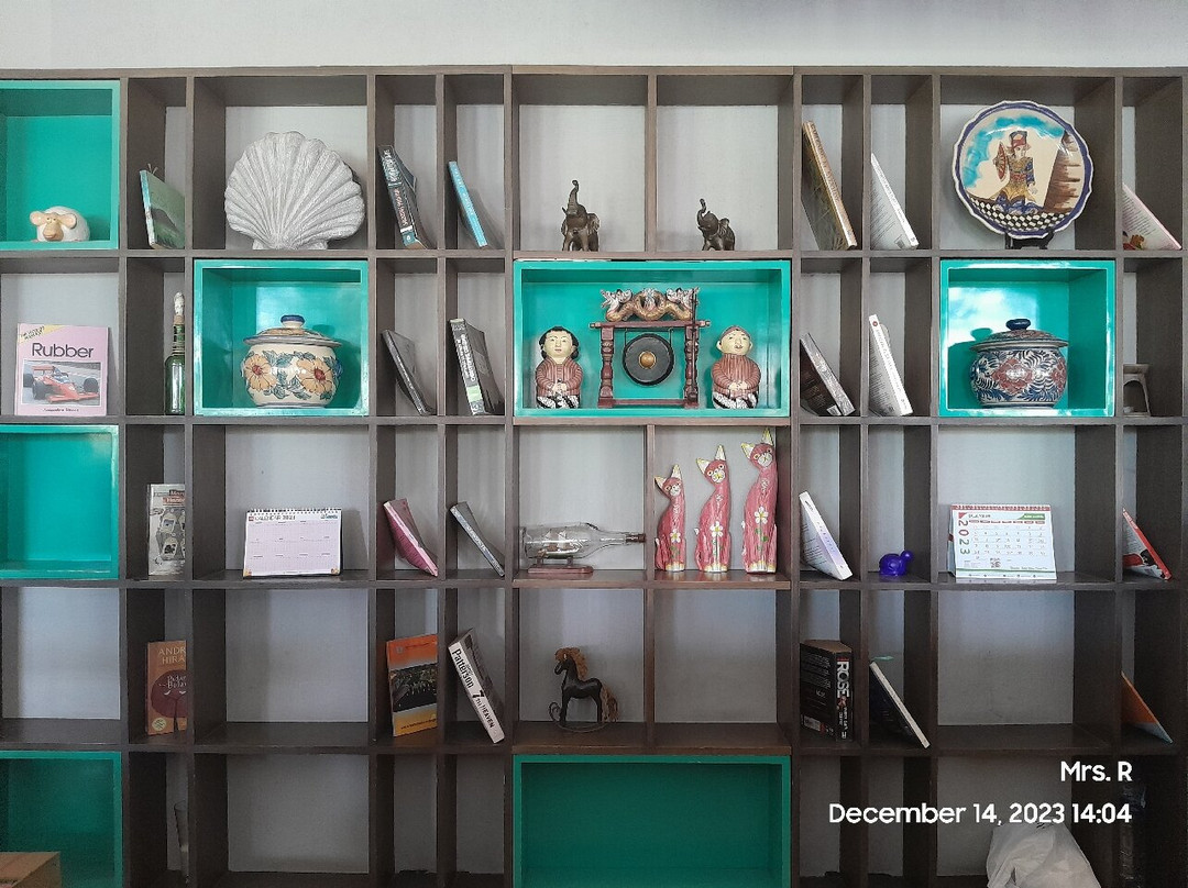 登巴萨金色郁金香基本酒店主图