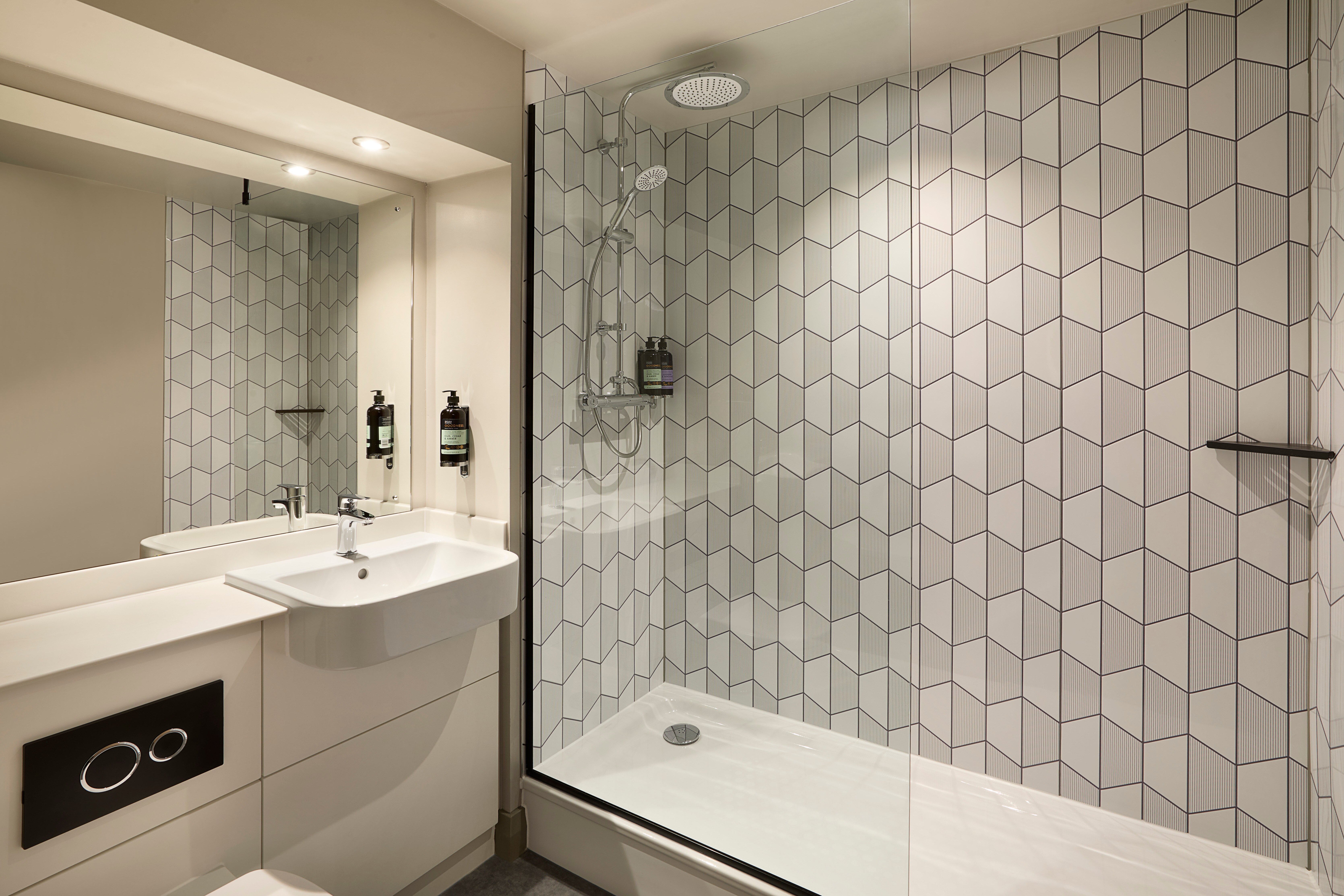 Premier Inn Newcastle (Washington) hotel-浴室