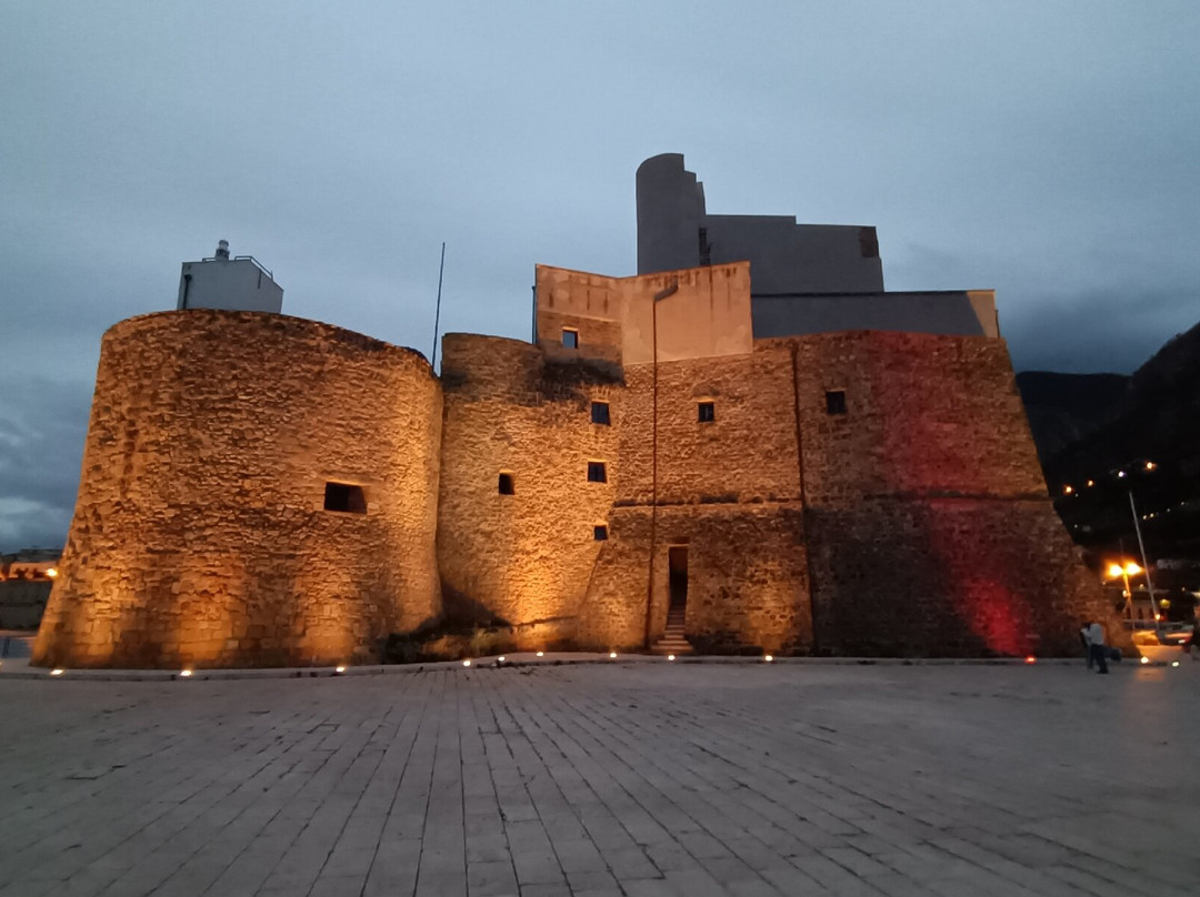 Castello Arabo Normanno-戈尔福海堡必去景点