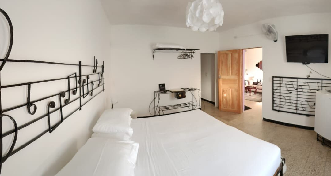 Violet House Hostal主图