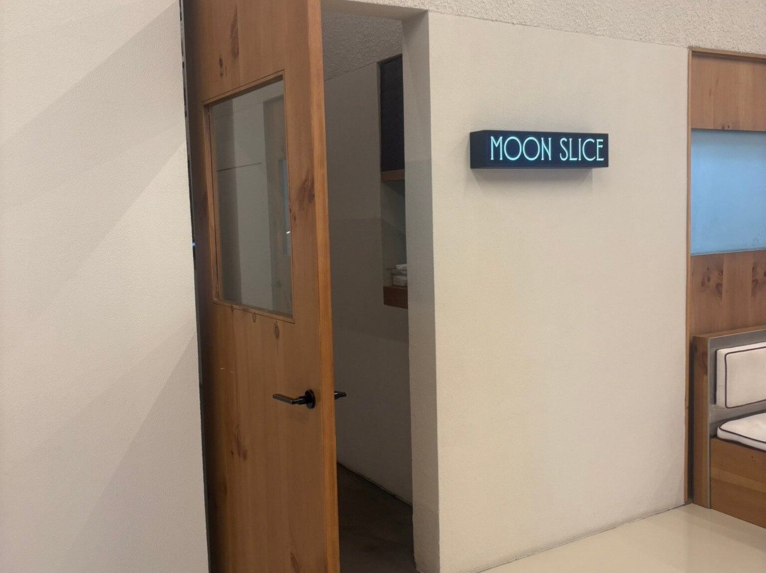 Moon Slice Pizza Sharjah主图