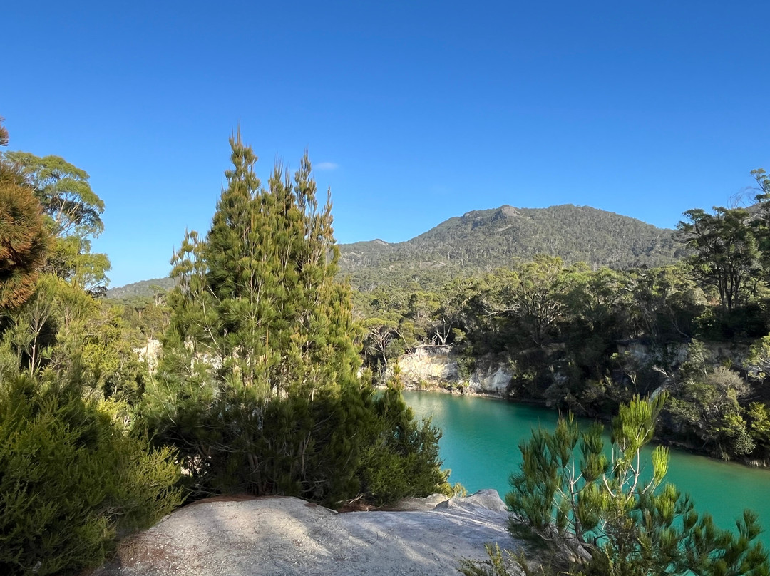 Little Blue Lake-South Mount Cameron必去景点