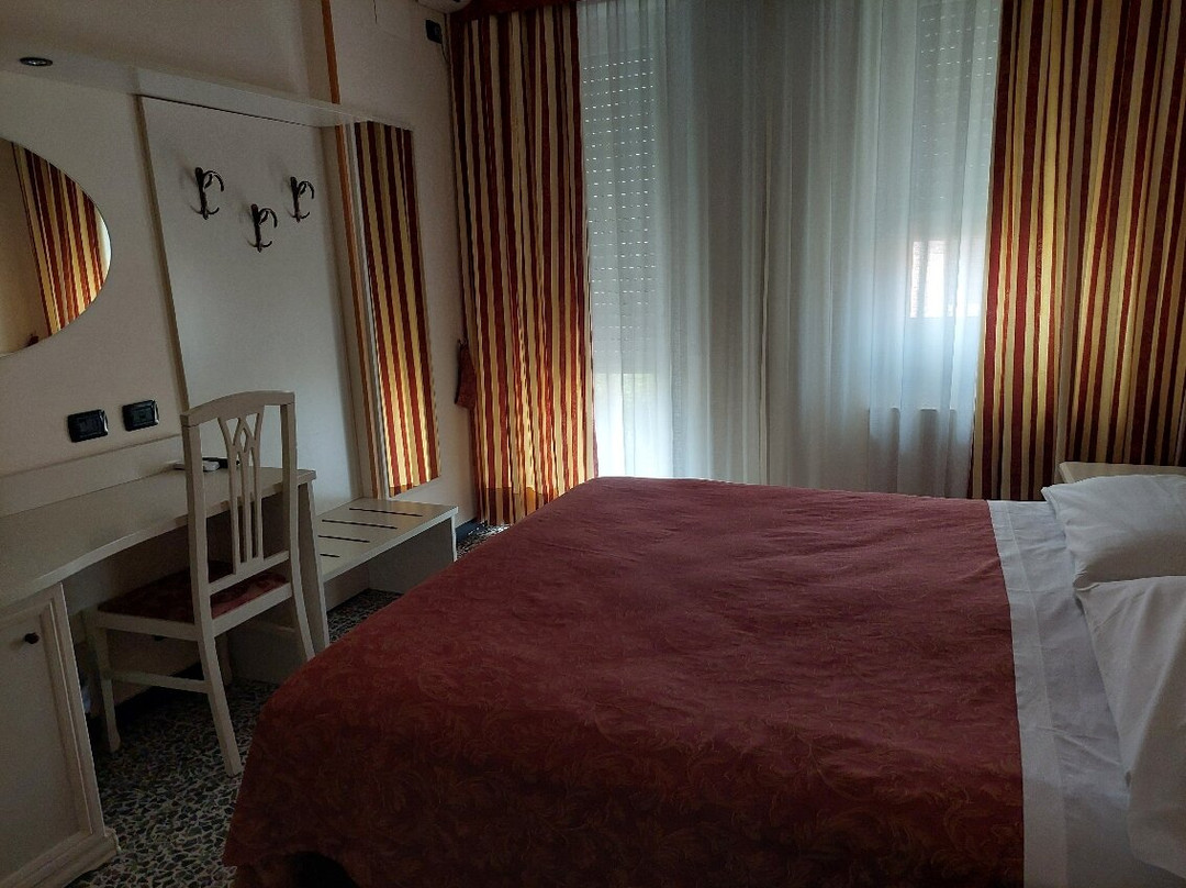 Gold Hotel主图