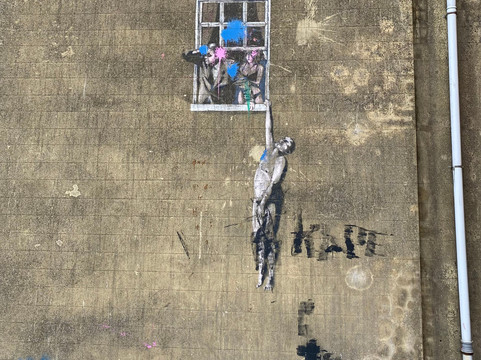Banksy's Well Hung Lover-布里斯托尔必去景点