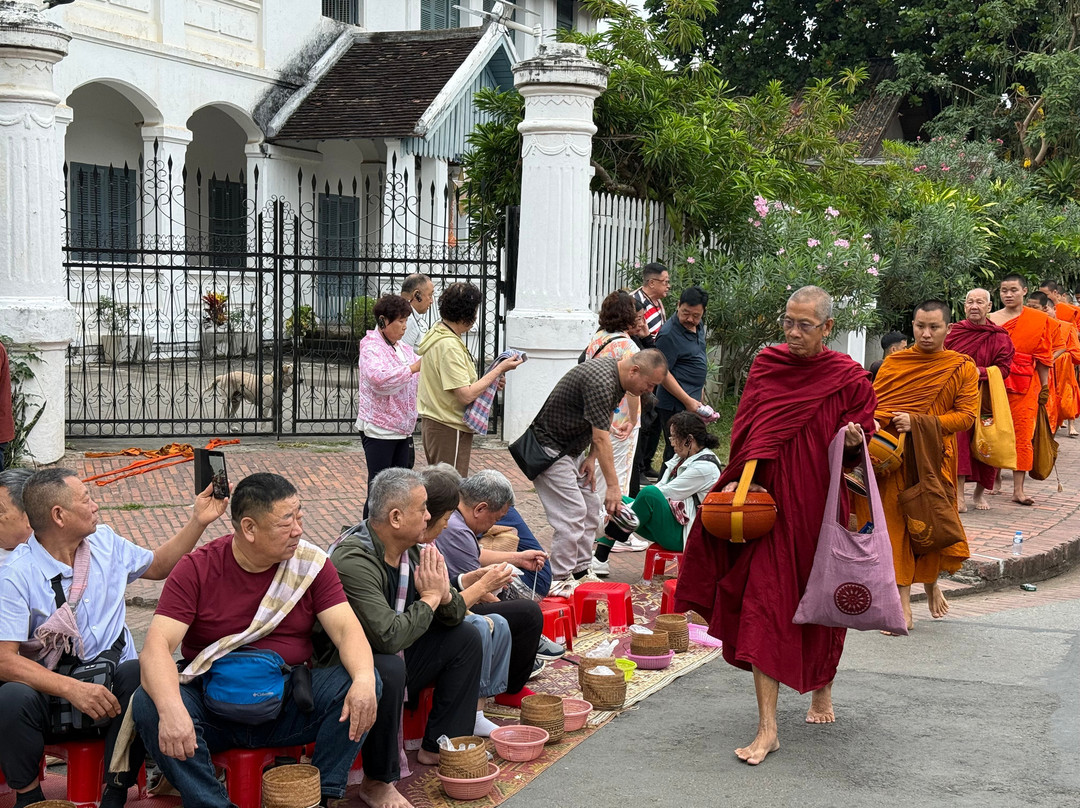 布施仪式-琅勃拉邦必去景点