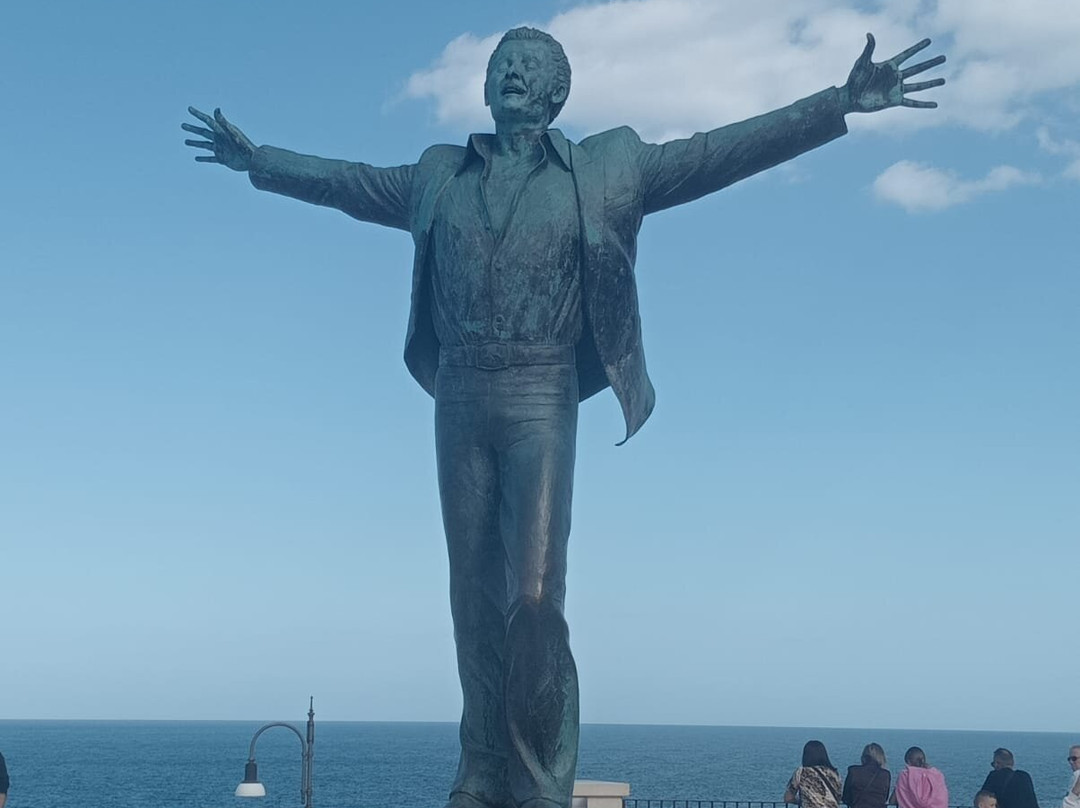 Statua di Domenico Modugno-波利尼亚诺阿马雷必去景点