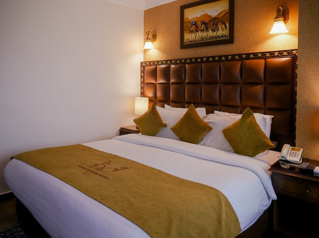 Town Season Hotel主图