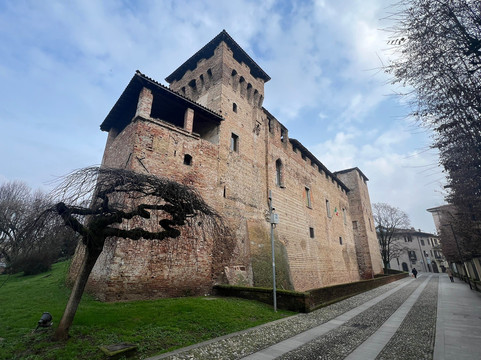 Castello Visconteo-Romano di Lombardia必去景点