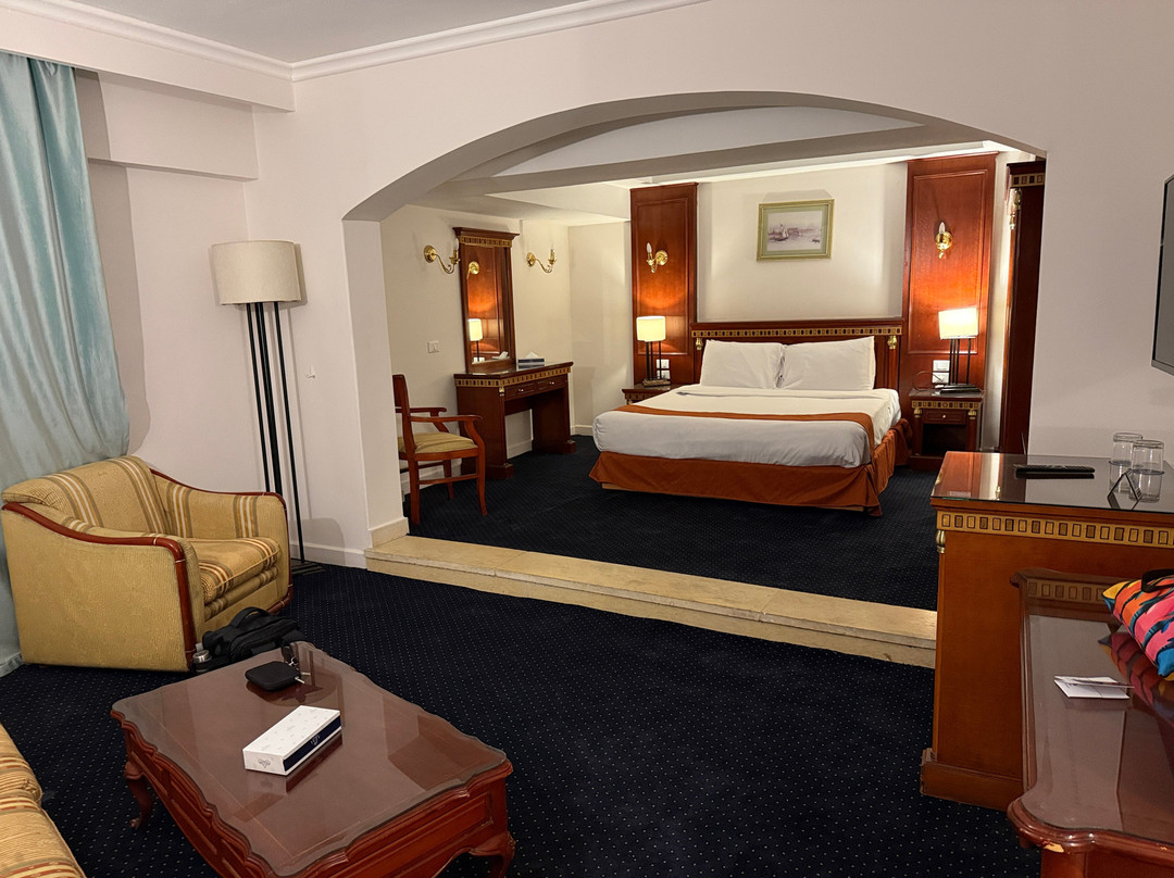 阿扎尔金字塔酒店主图