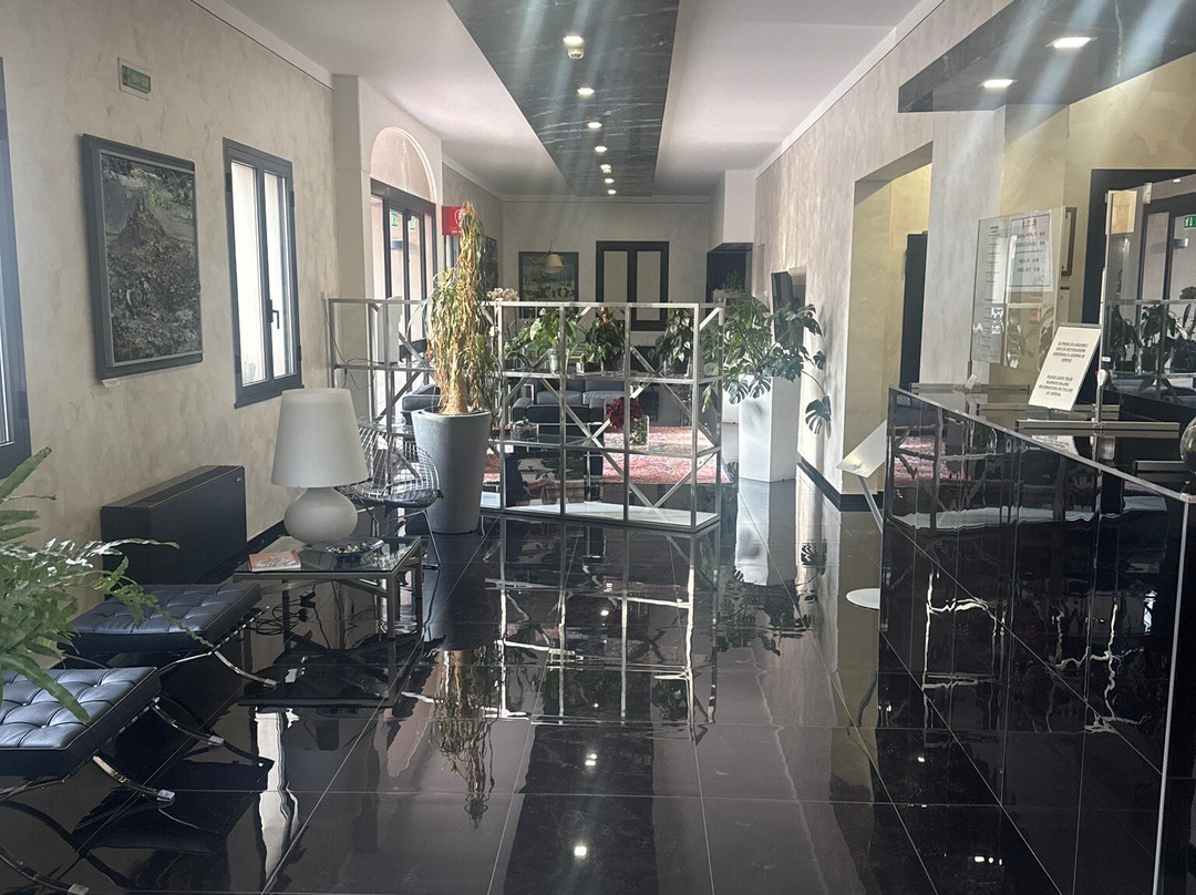 凡尔赛酒店主图