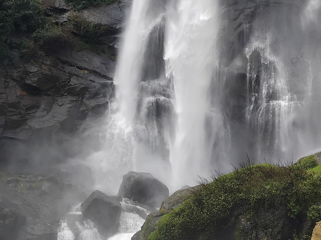 Bomburu Ella Waterfall-奴娃拉伊利雅必去景点
