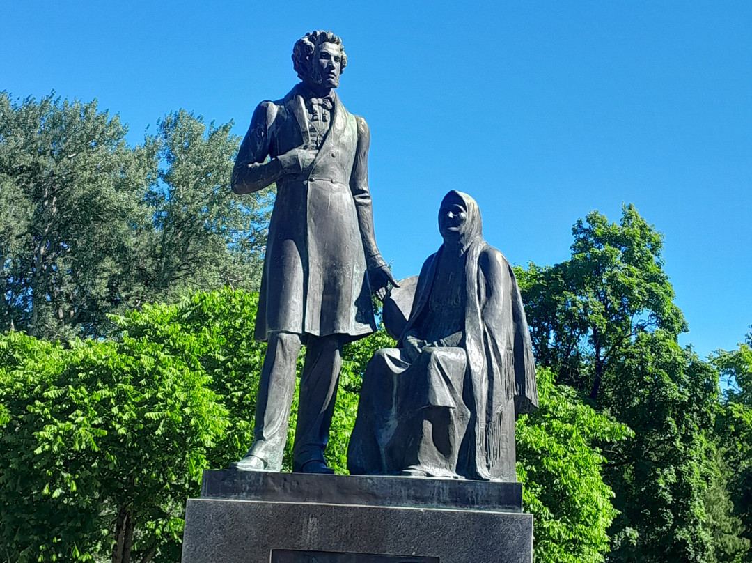 Monument to Alexander Pushkin and Arina Rodionovna-普斯科夫必去景点