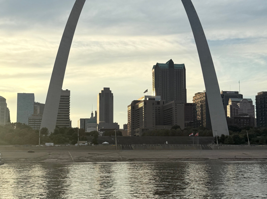 Riverboats at the Gateway Arch-圣路易斯必去景点