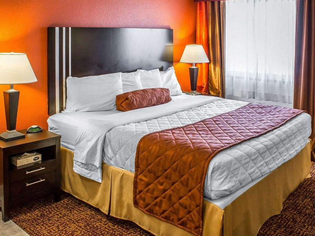 Rodeway Inn & Suites Near Okoboji Lake主图