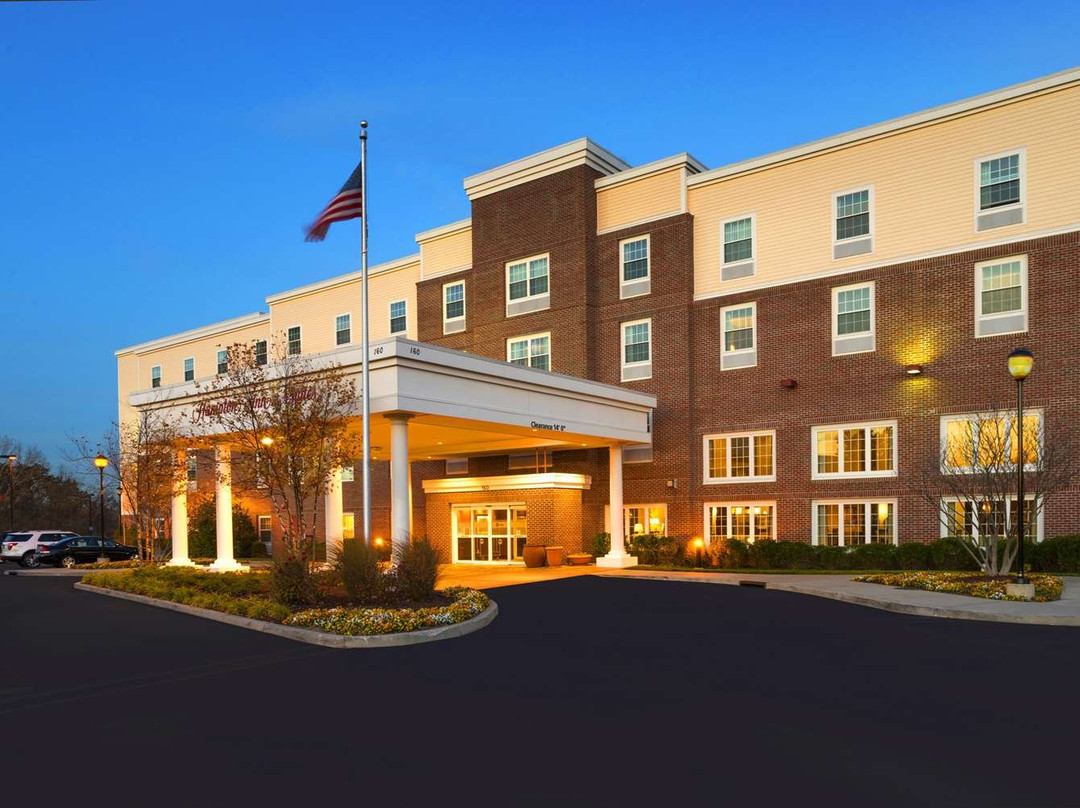 杨克斯希尔顿恒庭旅馆&套房酒店主图